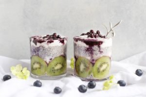 Sobremesa com sementes de chia, kiwi e mirtilos