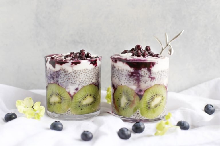 Sobremesa com sementes de chia, kiwi e mirtilos
