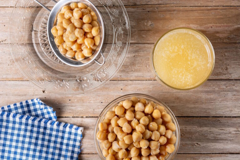 Aquafaba numa taça, o líquido do grão-de-bico utilizado como substituto vegetal do ovo.