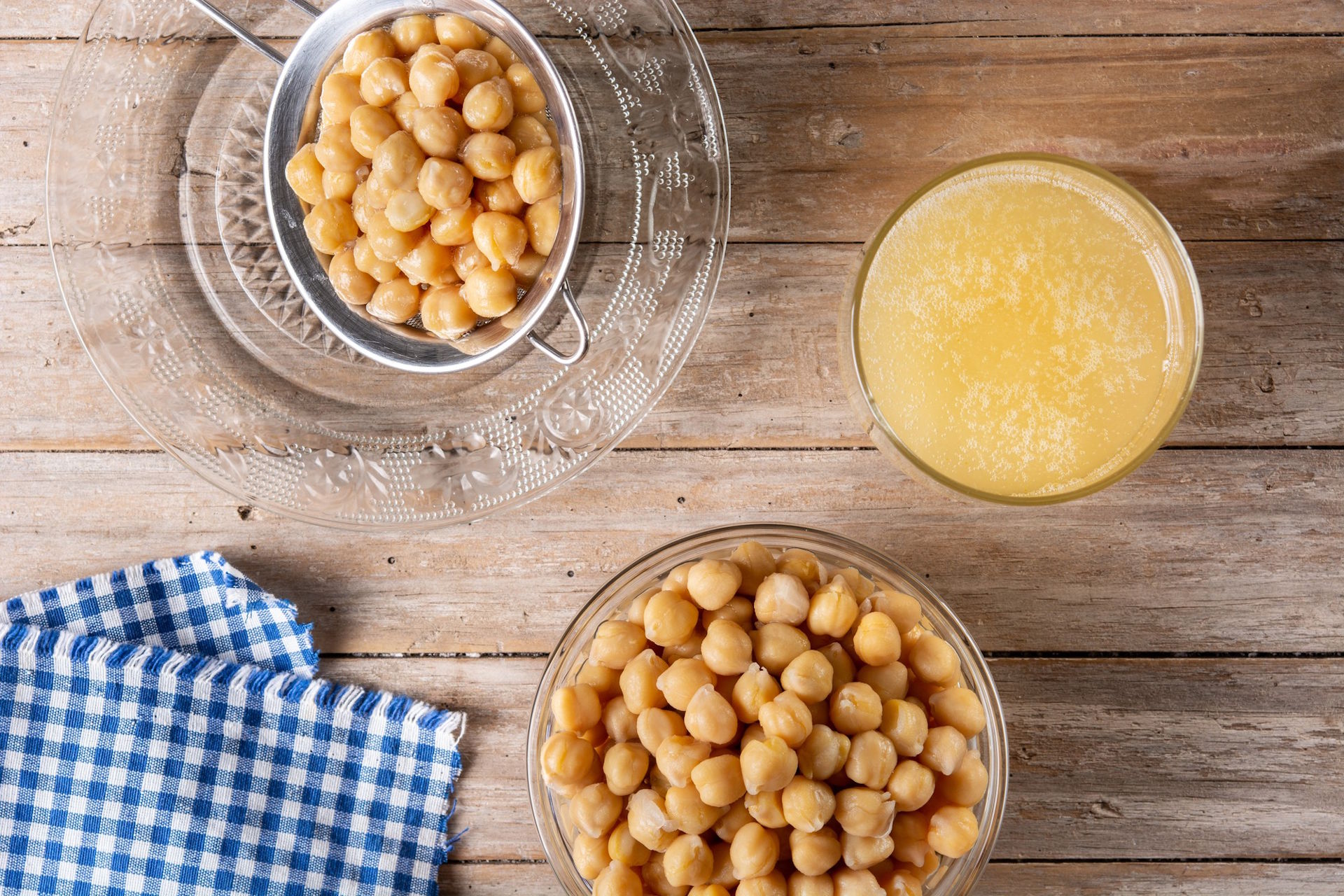 Aquafaba numa taça, o líquido do grão-de-bico utilizado como substituto vegetal do ovo.