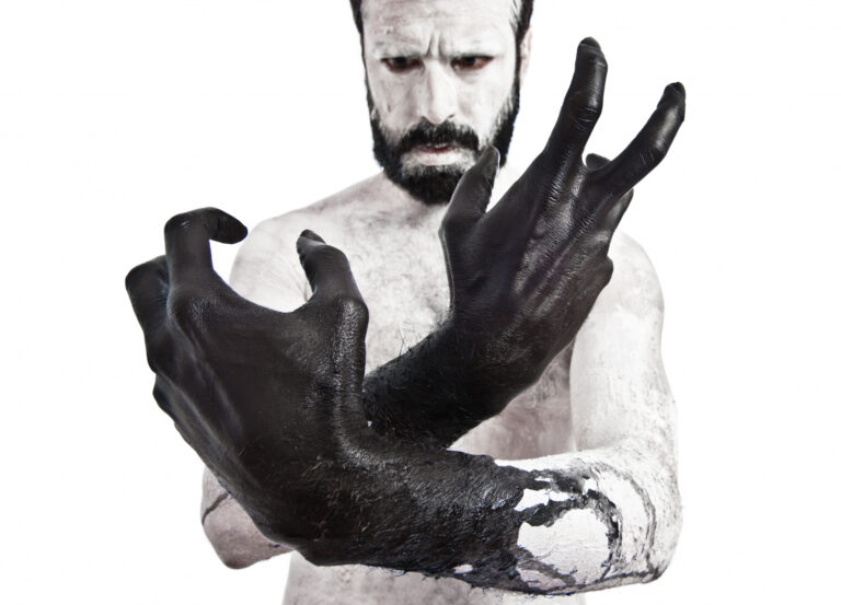 O mal vence sempre. Para representar, há um homem de pele pintada de branco e mãos muito grandes pretas.